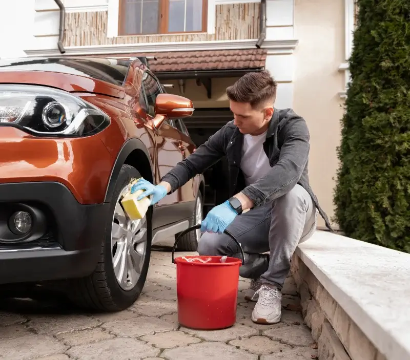 Lavage auto à domicile Guignicourt-sur-Vence : professionnel intervenant sur un véhicule